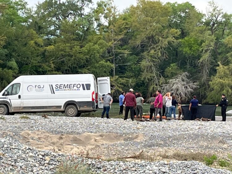 Rescatan en Ejido Cruz y Cruz cuerpos de madre e hijo arrastrados por la corriente del río Purificación