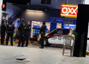 Motociclistas armados asaltan gasolinera de calles Abasolo y Fidel Velázquez