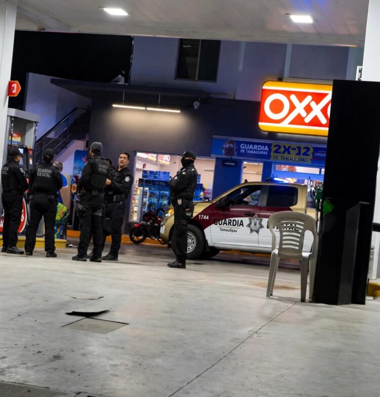 Motociclistas armados asaltan gasolinera de calles Abasolo y Fidel Velázquez
