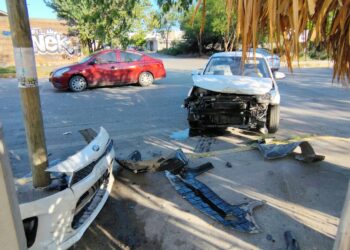 Fuerte choque vehicular en crucero de calles 21 y Sonora, frente a Plaza Adelitas