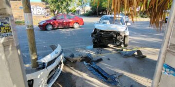 Fuerte choque vehicular en crucero de calles 21 y Sonora, frente a Plaza Adelitas