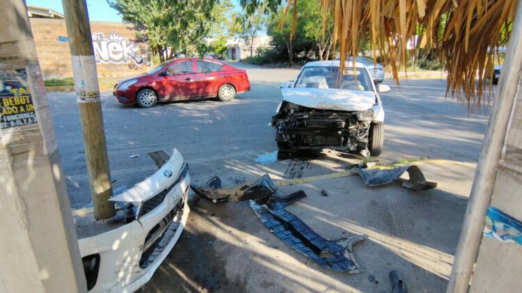 Fuerte choque vehicular en crucero de calles 21 y Sonora, frente a Plaza Adelitas