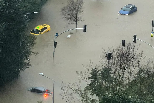 Estambul enfrenta graves inundaciones tras un temporal histórico