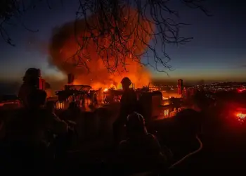 Fuertes vientos avivan incendio forestal en California