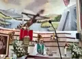 Cruz se desprende del altar y cae sobre un sacerdote en Ecuador