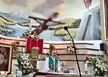 Cruz se desprende del altar y cae sobre un sacerdote en Ecuador