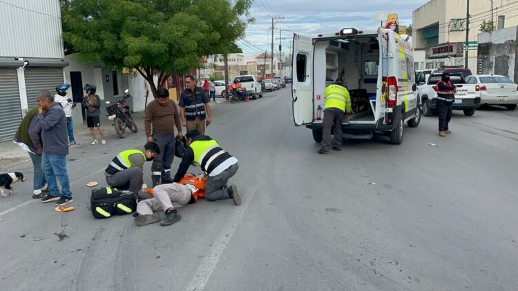 Motociclista herido al estrellarse en auto en el crucero del 5-Carrera Torres.