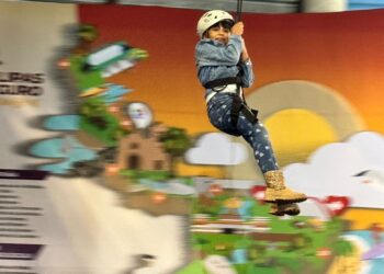 Disfrutan niñas y niños aventuras en  el stand de la Secretaría de Turismo