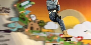 Disfrutan niñas y niños aventuras en  el stand de la Secretaría de Turismo