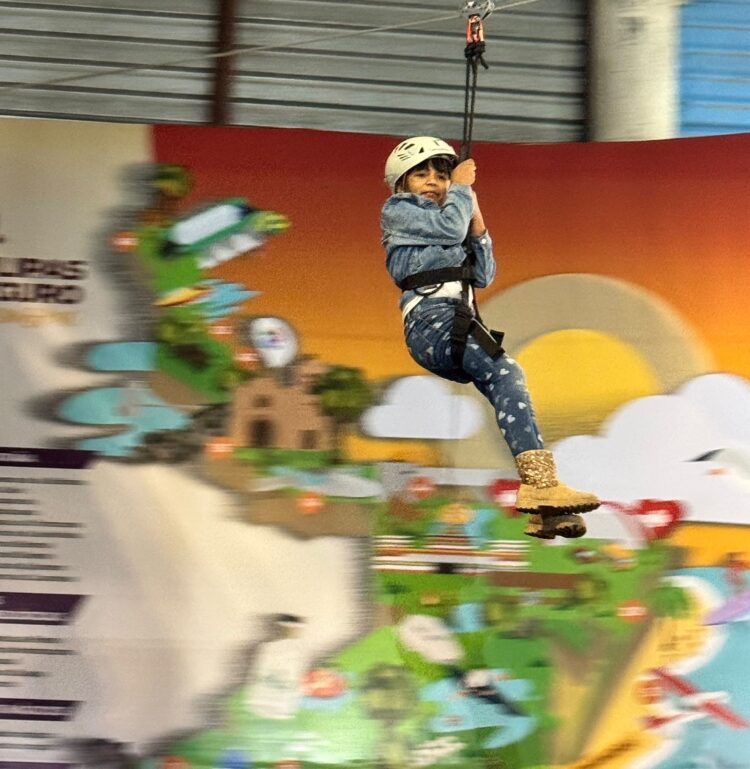 Disfrutan niñas y niños aventuras en  el stand de la Secretaría de Turismo
