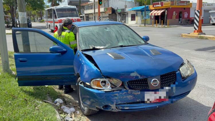Cinco personas heridas en choque vehicular en calles 16 y Veracruz