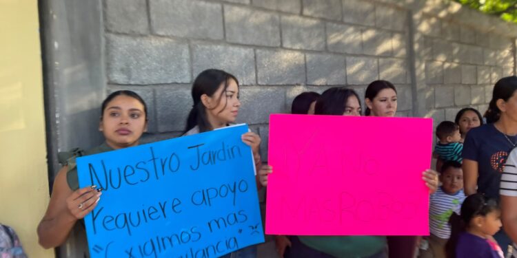 Padres bloquean la carretera Interejidal; kínder cumple dos días sin clases