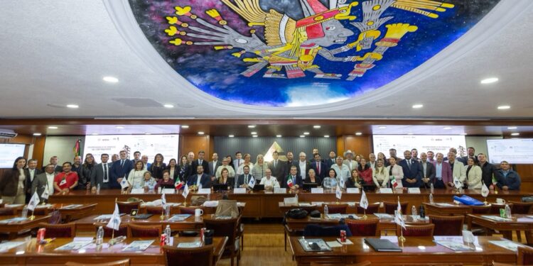 SAT presenta a CONCANACO ampliación del RESICO a 5 y 50 millones para 2027 y opciones fiscales a negocios familiares