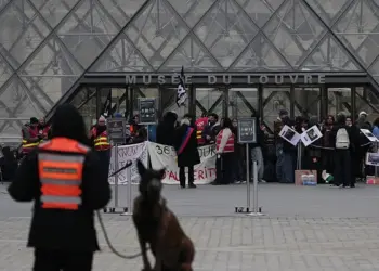 Protestas en Francia: estudiantes cierran acceso al Louvre