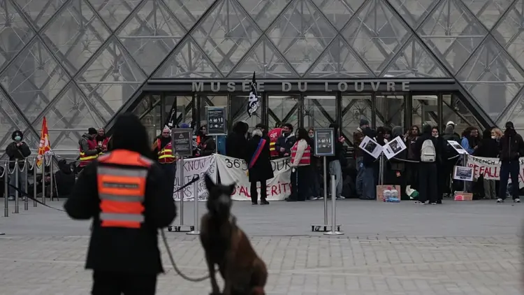 Protestas en Francia: estudiantes cierran acceso al Louvre