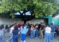 Estudiantes llevan alimentos a familiares de pacientes del IMSS