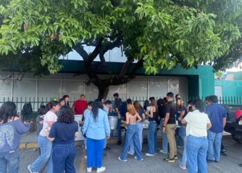 Estudiantes llevan alimentos a familiares de pacientes del IMSS