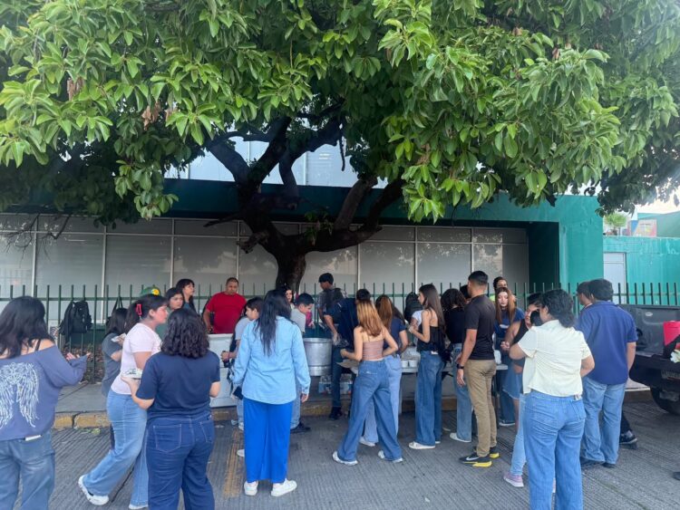 Estudiantes llevan alimentos a familiares de pacientes del IMSS