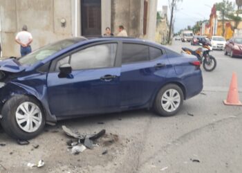 Conductor e Ford doble cabina provoca choque en cruce de calles 22-Bravo y huye