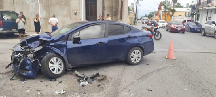 Conductor e Ford doble cabina provoca choque en cruce de calles 22-Bravo y huye