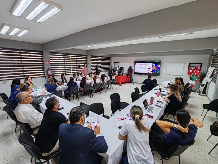 Capacitan a futuros maestros en atención a la salud