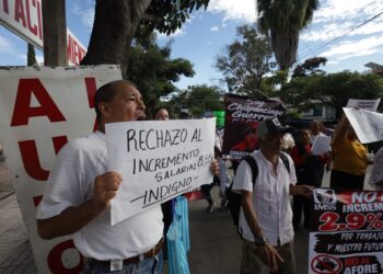 Protestan en 16 estados por desabasto en IMSS