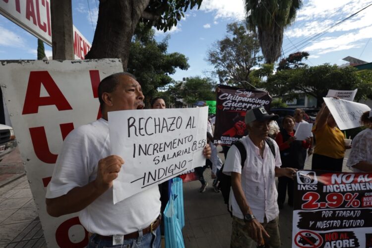 Protestan en 16 estados por desabasto en IMSS