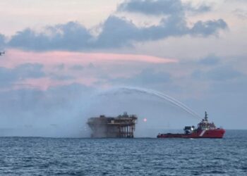 Se incendia plataforma petrolera de Pemex en el Golfo