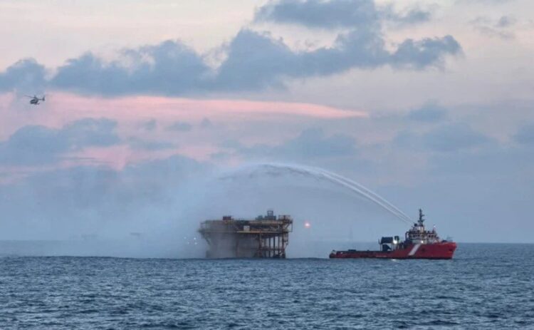 Se incendia plataforma petrolera de Pemex en el Golfo