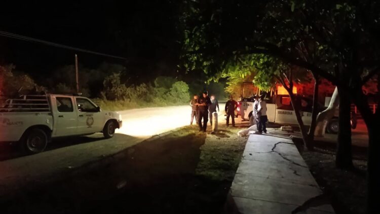Ex patrones abandonan a trabajadores, Policía los rescata