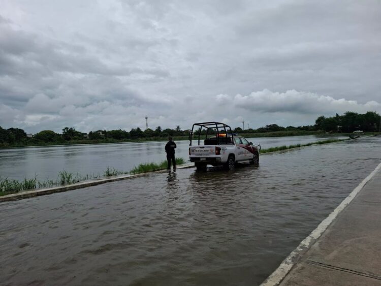 Vigilan zonas inundadas en Madero y Matamoros