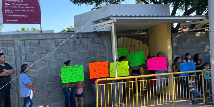Padres bloquean la carretera Interejidal; kínder cumple dos días sin clases