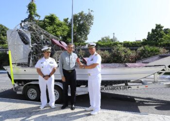 Entrega Américo Villarreal aerodeslizador a la SEMAR para labores de vigilancia y rescate