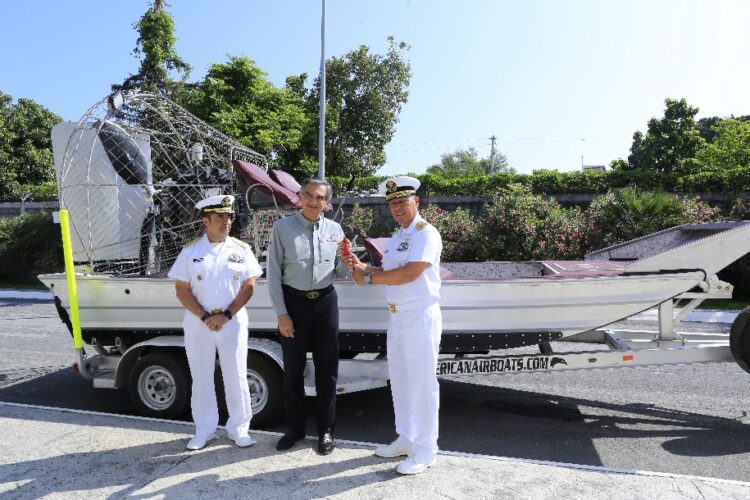 Entrega Américo Villarreal aerodeslizador a la SEMAR para labores de vigilancia y rescate