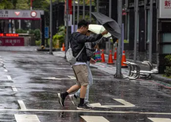 Tifón Champi provoca apagones y alerta por lluvias extremas