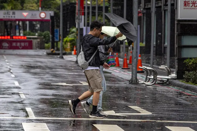 Tifón Champi provoca apagones y alerta por lluvias extremas