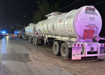 Aseguran dos pipas por derrame en Reynosa