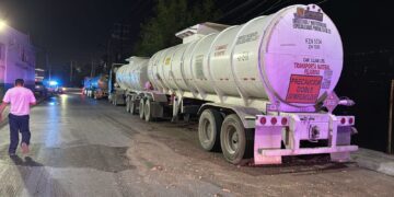 Aseguran dos pipas por derrame en Reynosa