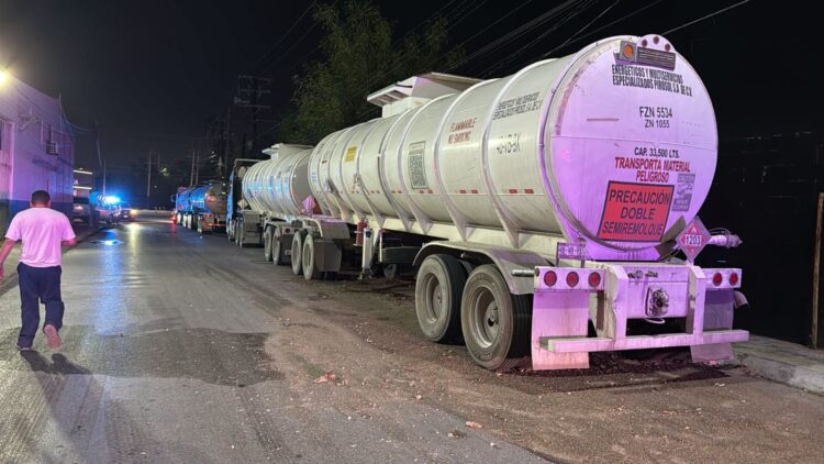 Aseguran dos pipas por derrame en Reynosa