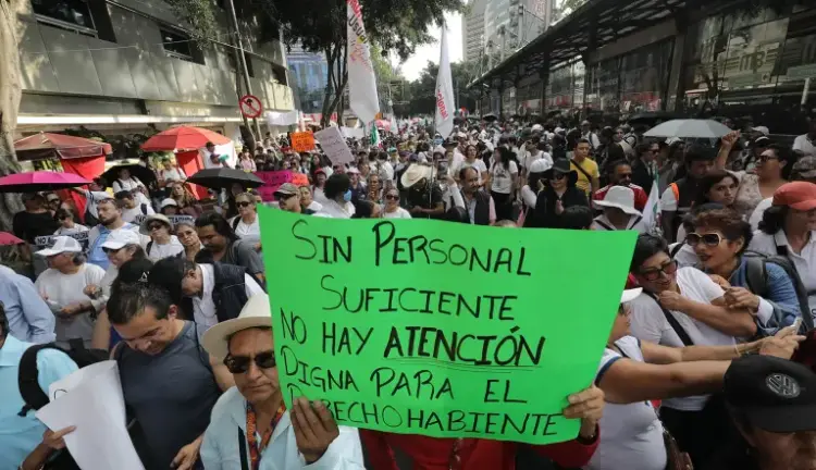 Trabajadores del IMSS exigen transparentar negociación salarial