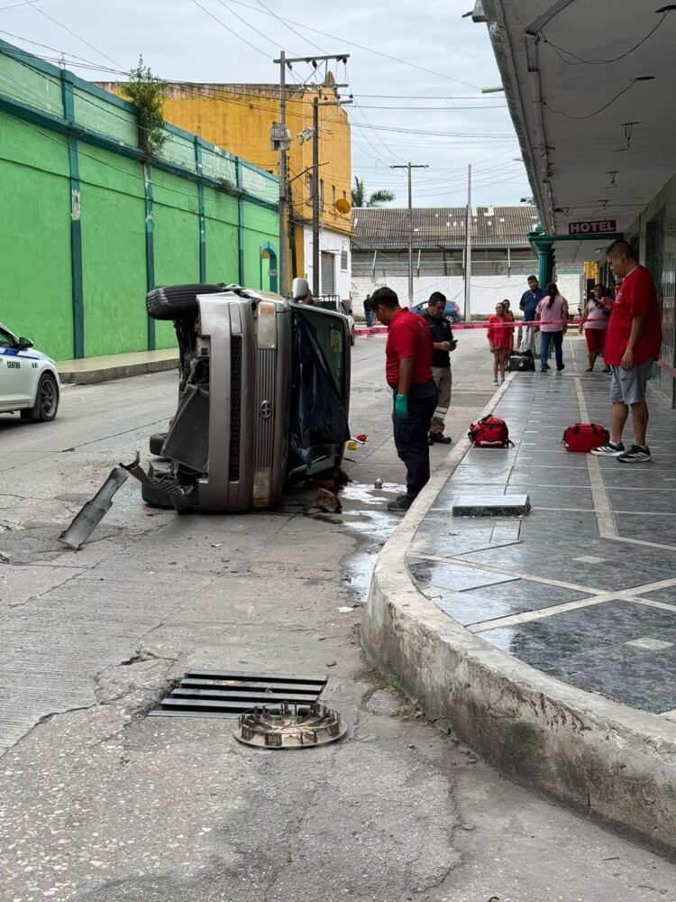 Vuelca camioneta y muere conductor en Tampico