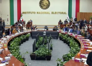 Morena y oposición buscan limitar poderes del titular del INE