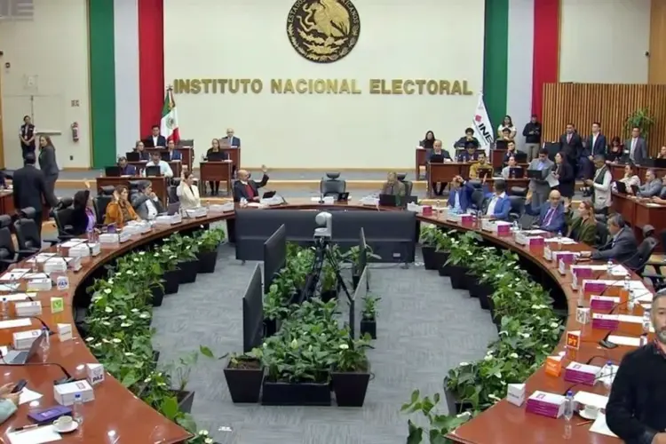 Morena y oposición buscan limitar poderes del titular del INE