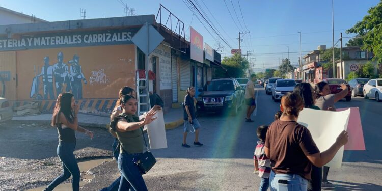 Padres bloquean la carretera Interejidal; kínder cumple dos días sin clases