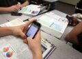 Senado descarta prohibir celulares en las aulas