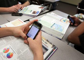 Senado descarta prohibir celulares en las aulas