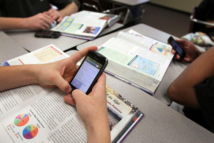 Senado descarta prohibir celulares en las aulas