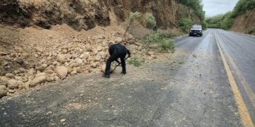 Reportan deslave en el km 93 de la carretera Victoria-Monterrey; conducir con precaución