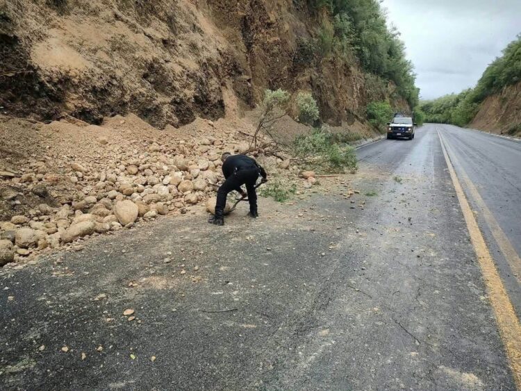 Reportan deslave en el km 93 de la carretera Victoria-Monterrey; conducir con precaución