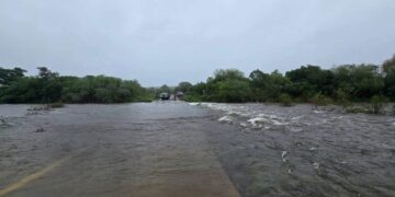 Cierran carretera estatal 13, tramo San Carlos-Ejido Tres Palos por desborde de rio